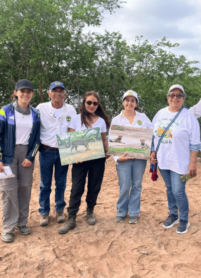 Algunos integrantes del equipo Ectagono y de La Papalota, viendo fotos tomadas con las cámara trampa